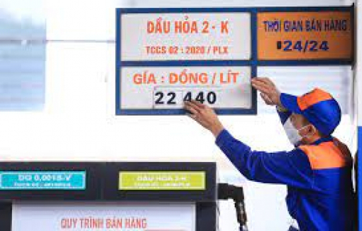 Giá xăng giảm gần 2.000 đồng/lít