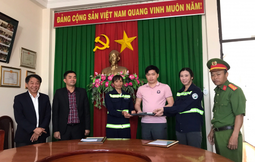 2 nữ nhân viên trao lại tài sản trị giá hơn 100 triệu đồng cho du khách bỏ quên