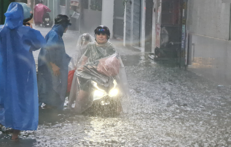 Đà Nẵng mưa ngập nhiều nơi; sạt lở trên đèo Hải Vân
