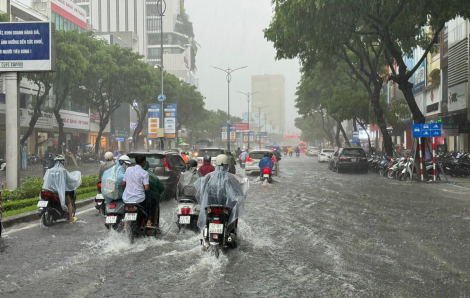 Đà Nẵng mưa lớn, ngập sâu nhiều tuyến đường