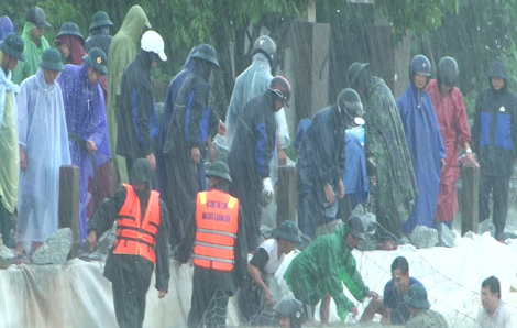 Bộ đội ngâm mình giữa mưa lũ đắp đê chống sạt lở