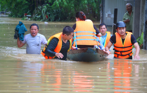 Thừa Thiên Huế: Nỗ lực đưa người dân mắc kẹt ở xóm Gióng đến nơi tránh lũ