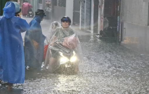 Đà Nẵng mưa ngập nhiều nơi; sạt lở trên đèo Hải Vân