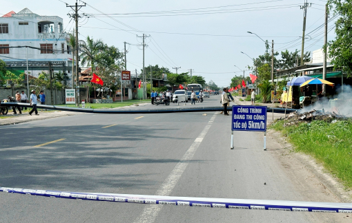 Một nhóm công nhân, bảo vệ ngang nhiên chặn xe trên quốc lộ gây ùn ứ giao thông