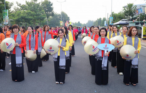 5.000 phụ nữ tham gia lễ hội áo bà ba, áo dài ở Cần Thơ