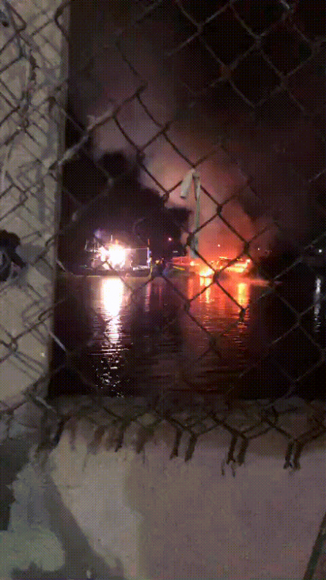 2 tàu cá cháy dữ dội trong đêm ở Quảng Ngãi