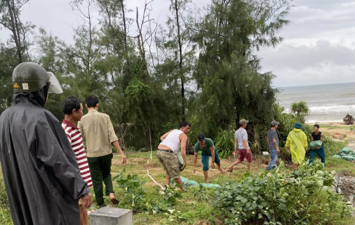 Thừa Thiên Huế: Mưa lớn làm sạt lở nghiêm trọng đường dân sinh, bờ biển