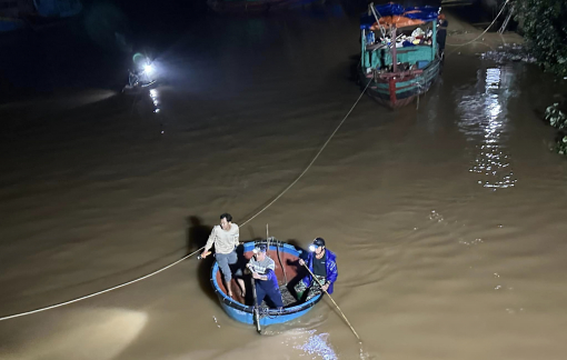 Nam sinh lớp 8 rơi xuống sông khi theo cha lên thuyền đánh cá