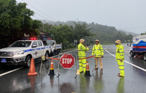 Đã xử lý xong sạt lở, phương tiện có thể lưu thông lên đèo Hải Vân