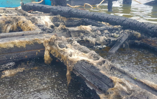 2 tàu cá cháy dữ dội trong đêm, chủ tàu ngã quỵ