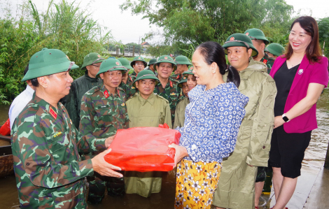 Tư lệnh Quân khu 4 thăm, tặng quà người dân vùng lũ
