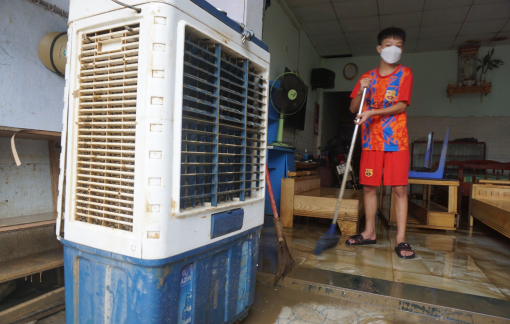 Người dân Đà Nẵng hối hả dọn bùn lũ