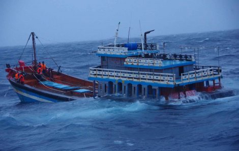 2 tàu cá bị lốc xoáy đánh chìm, 15 ngư dân mất tích