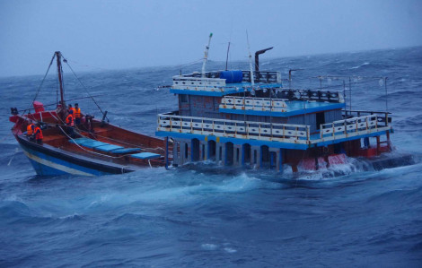 Vụ 2 tàu cá bị lốc xoáy đánh chìm: Đã cứu được 78 ngư dân, 3 người chết, 13 người vẫn mất tích