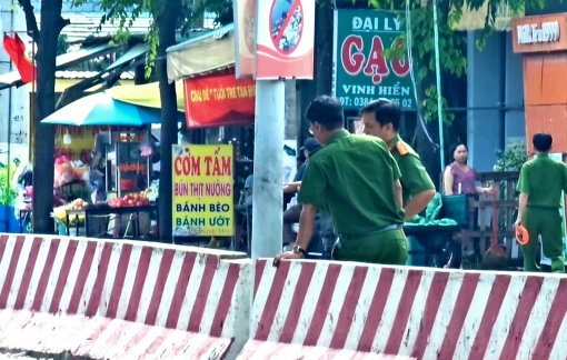 Lao xe máy vào cột đèn, 3 người tử vong