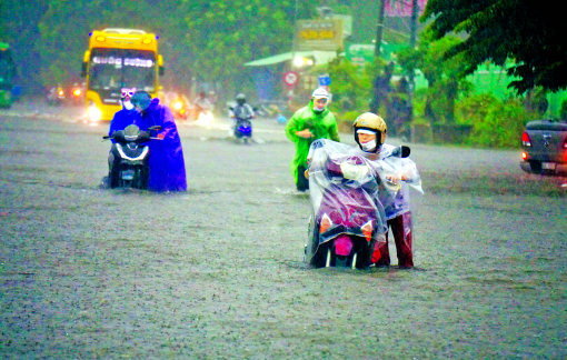 Miền Trung tiếp tục trắng trời mưa lũ