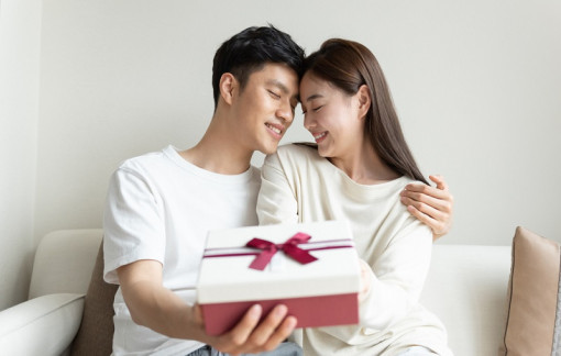 Chồng không còn tặng quà cho vợ dịp lễ
