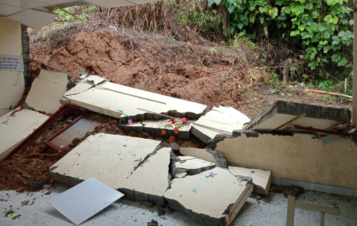 Sạt lở làm sập phòng học ở Trà Cang