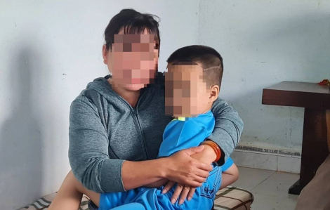 Một phụ nữ bất ngờ đến nhận lại bé trai 4 tuổi bị thả giữa đường