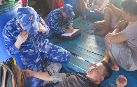 Ngư dân gặp nạn trong vụ chìm tàu cá được giải cứu, đưa vào đất liền