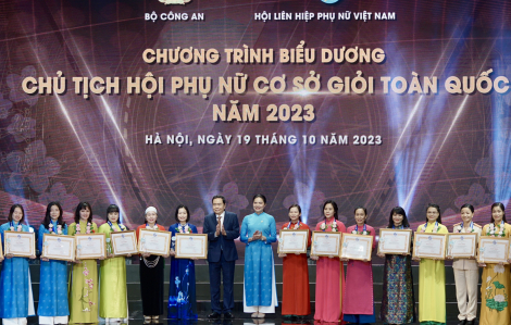 Tôn vinh "những bông hoa tháng Mười"