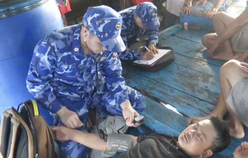 Tàu kiểm ngư đã tiếp cận, đón nhận các ngư dân gặp nạn để đưa vào đất liền
