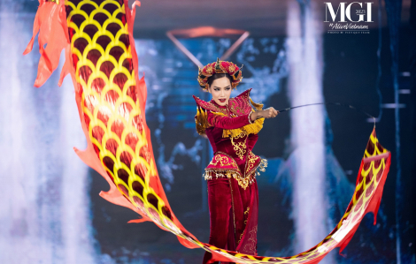 Trang phục của Lê Hoàng Phương “phun lửa”, khán giả hò hét vỡ òa sân khấu