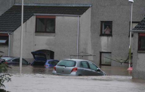 Gần 40.000 ngôi nhà mất điện khi bão mạnh tấn công nước Anh