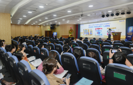 300 điều dưỡng và nhân viên y tế tập huấn chăm sóc dinh dưỡng cho người bệnh