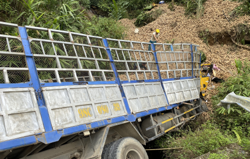 Xe tải chở mì lao xuống vách núi, 3 người thương vong