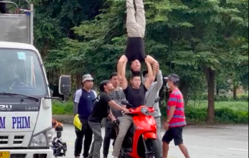 Đằng sau clip 2 nghệ sĩ vừa lái xe vừa diễn chồng đầu