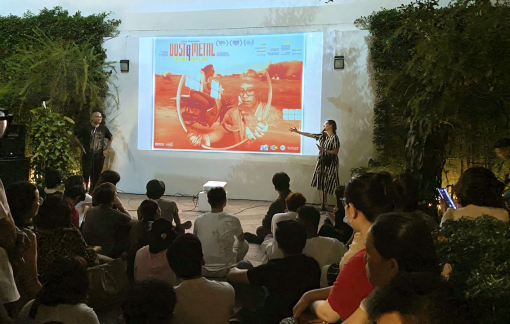 Trải nghiệm xem phim khác lạ với Cát bụi và kim loại