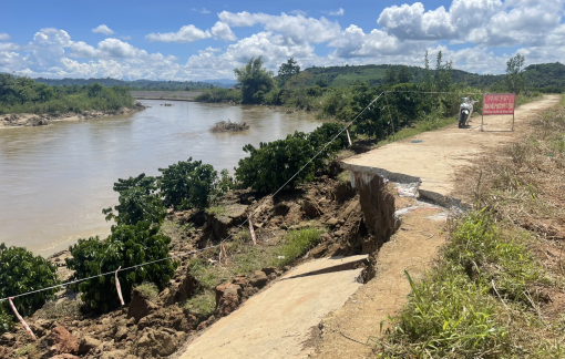 Sạt lở bờ sông, hàng chục mét đường bị cuốn trôi