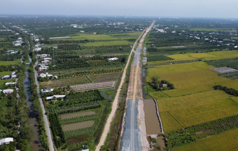 Bắt đầu thảm nhựa nhiều đoạn dự án cao tốc Mỹ Thuận - Cần Thơ