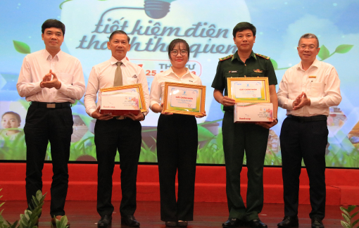 Cụ bà 86 tuổi truyền cảm hứng tiết kiệm điện