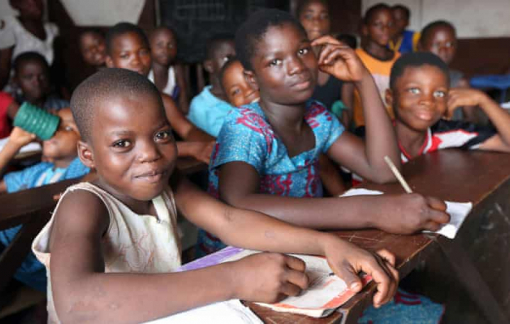 Các bé gái ở châu Phi bỏ học vì khủng hoảng chi phí sinh hoạt