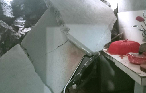 Sạt lở núi làm sập nhà dân giữa đêm