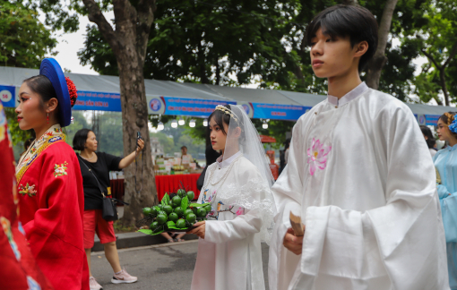 Ngắm áo dài tại Ngày hội Việt phục "Bách hoa bộ hành" trên phố đi bộ hồ Gươm