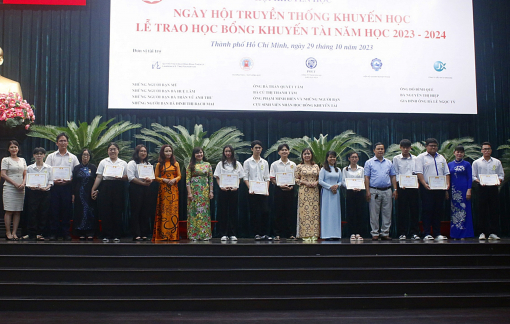 Trao học bổng khuyến tài cho 332 sinh viên vượt khó học giỏi năm học 2023-2024