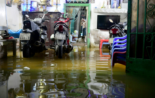 Triều cường đạt đỉnh, nước tràn vào các hộ dân ngập gần 1m