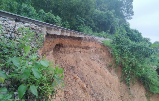 Đường sắt Bắc - Nam tê liệt do sạt lở đất nghiêm trọng