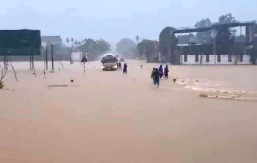 Lội qua suối đi làm, hai chị em bị nước lũ cuốn trôi