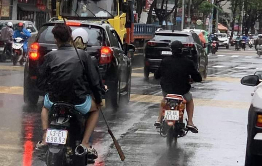 3 thanh thiếu niên vác "đao" chạy khắp phố truy tìm đối thủ