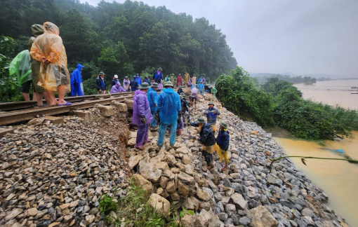 Đường sắt Bắc - Nam thông tuyến sau gần 2 ngày dừng khắc phục sạt lở