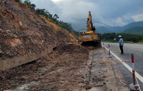 Cao tốc La Sơn - Túy Loan sạt lở vì mưa lớn
