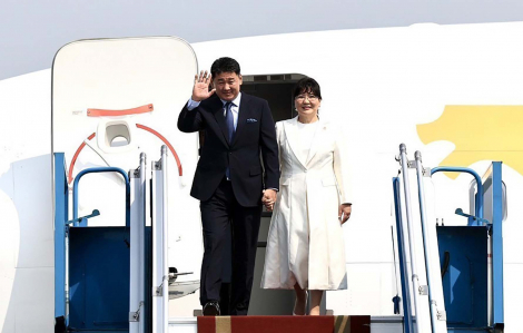 Tổng thống Mông Cổ và Phu nhân bắt đầu chuyến thăm cấp Nhà nước tới Việt Nam