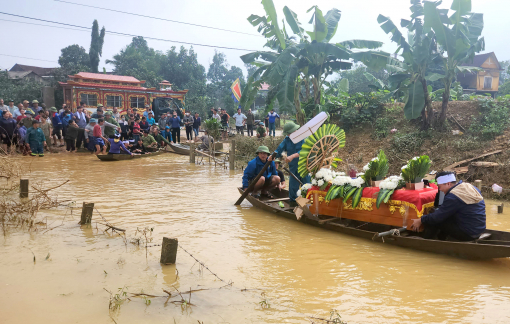 Quan tài của nam sinh lớp 8 bị lũ cuốn được chở ra nghĩa trang bằng thuyền