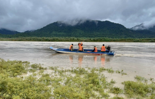 Hàng trăm người tìm kiếm 1 phụ nữ mất tích dưới lòng hồ thủy điện