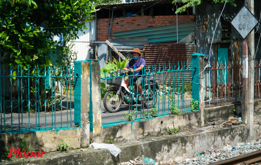 Sẽ xử lý việc cắt hàng rào hành lang đường sắt "mở lối đi, trồng cây, phơi đồ"