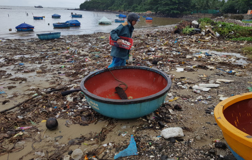 Rác dạt 'bủa vây' người dân vùng biển